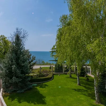 Бутикова Къща В Морската Градина На Гр. Варна *
